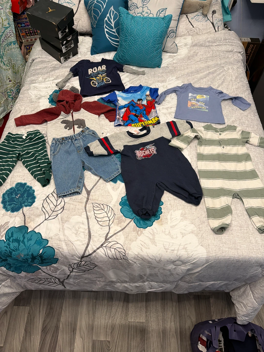 Baby Jordan 1 Sneakers and clothes all for $100 - photo 2