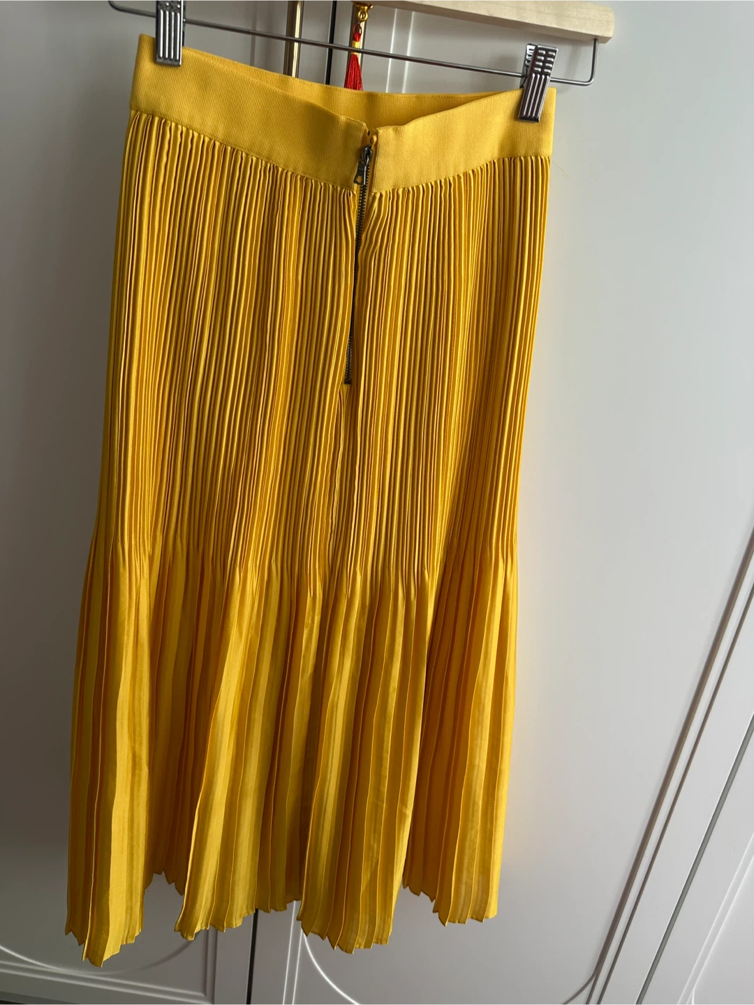 Alice + Olivia Yellow Pleated Midi Skirt - photo 2