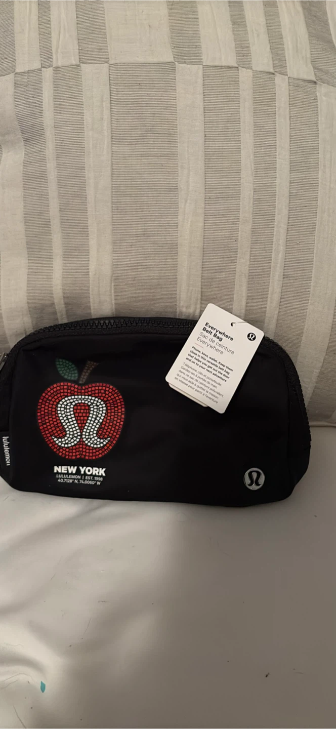 Lululemon Everywhere Belt Bag - New York Apple