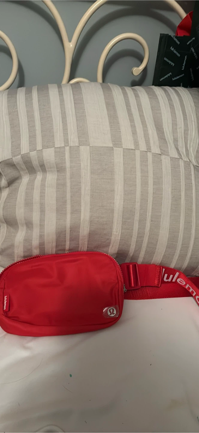 Lululemon Everywhere Belt Bag - Red employee