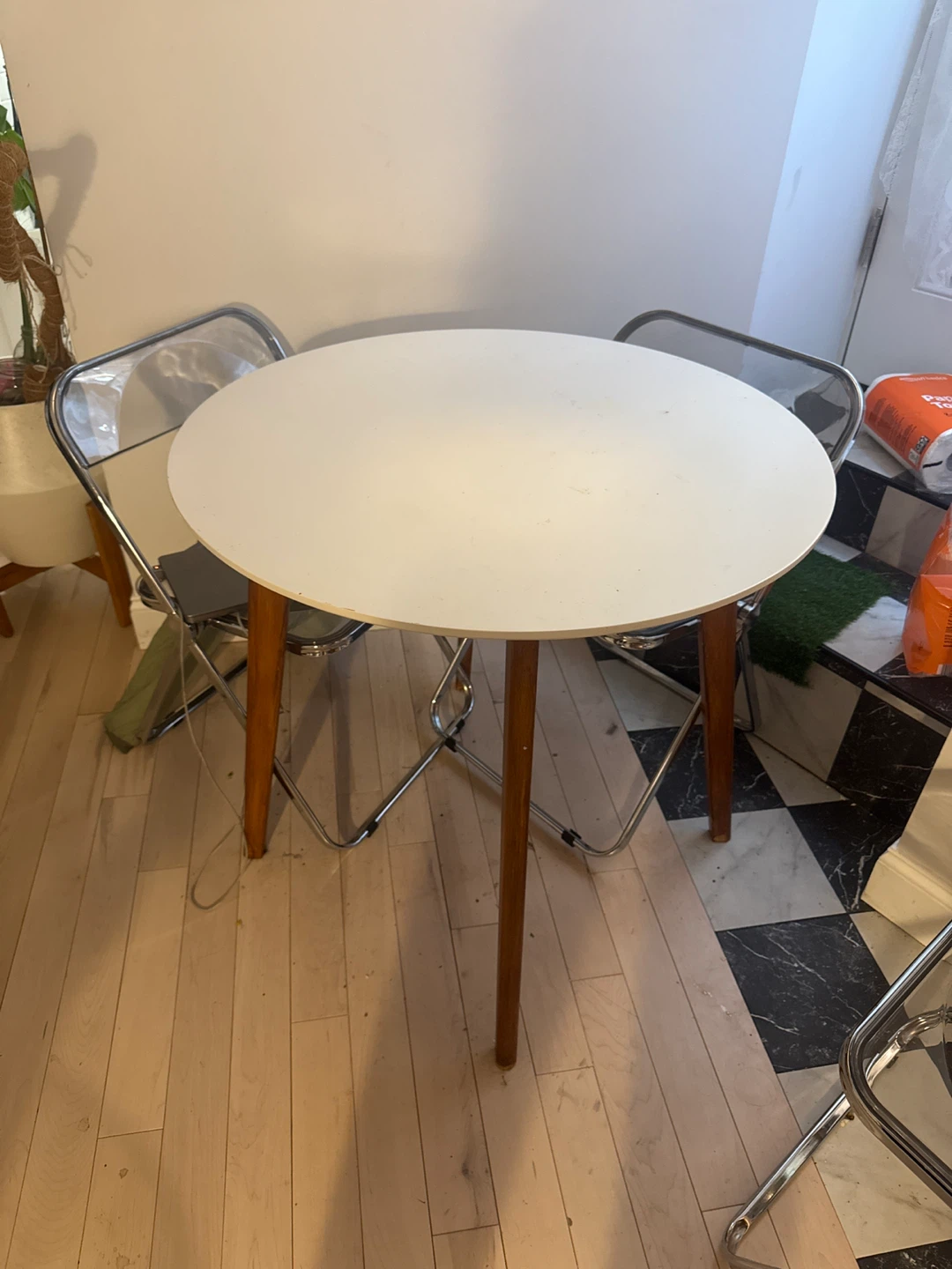 Round White Dining Table with Wooden Legs