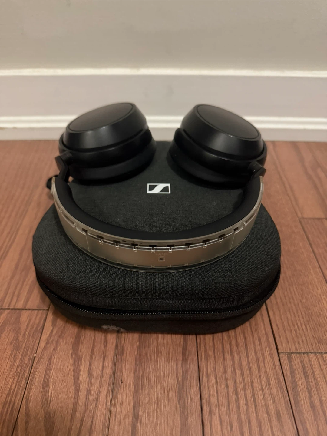 Sennheiser Momentum 4 with Case