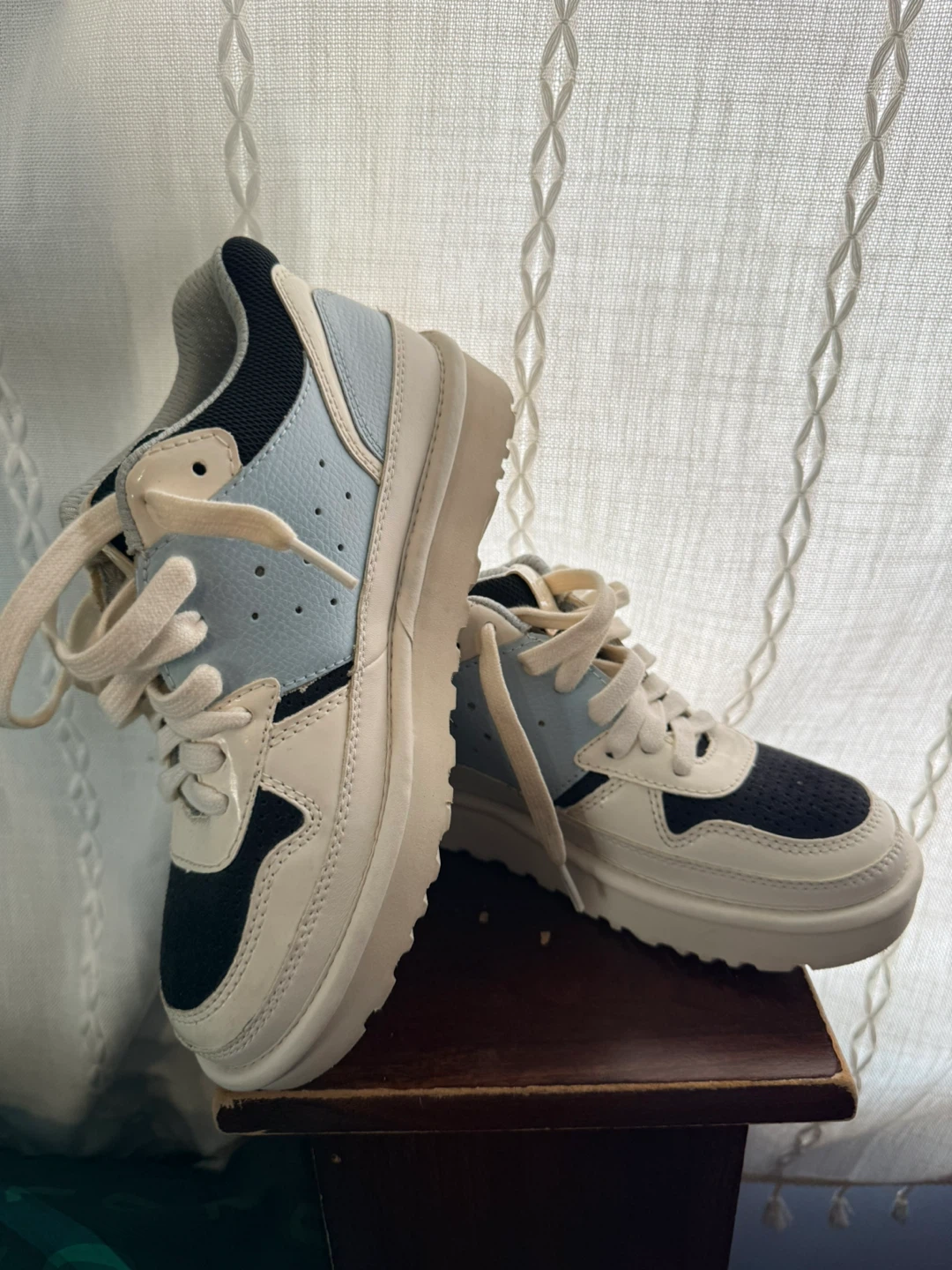 UGG Women's Sneakers Size 6