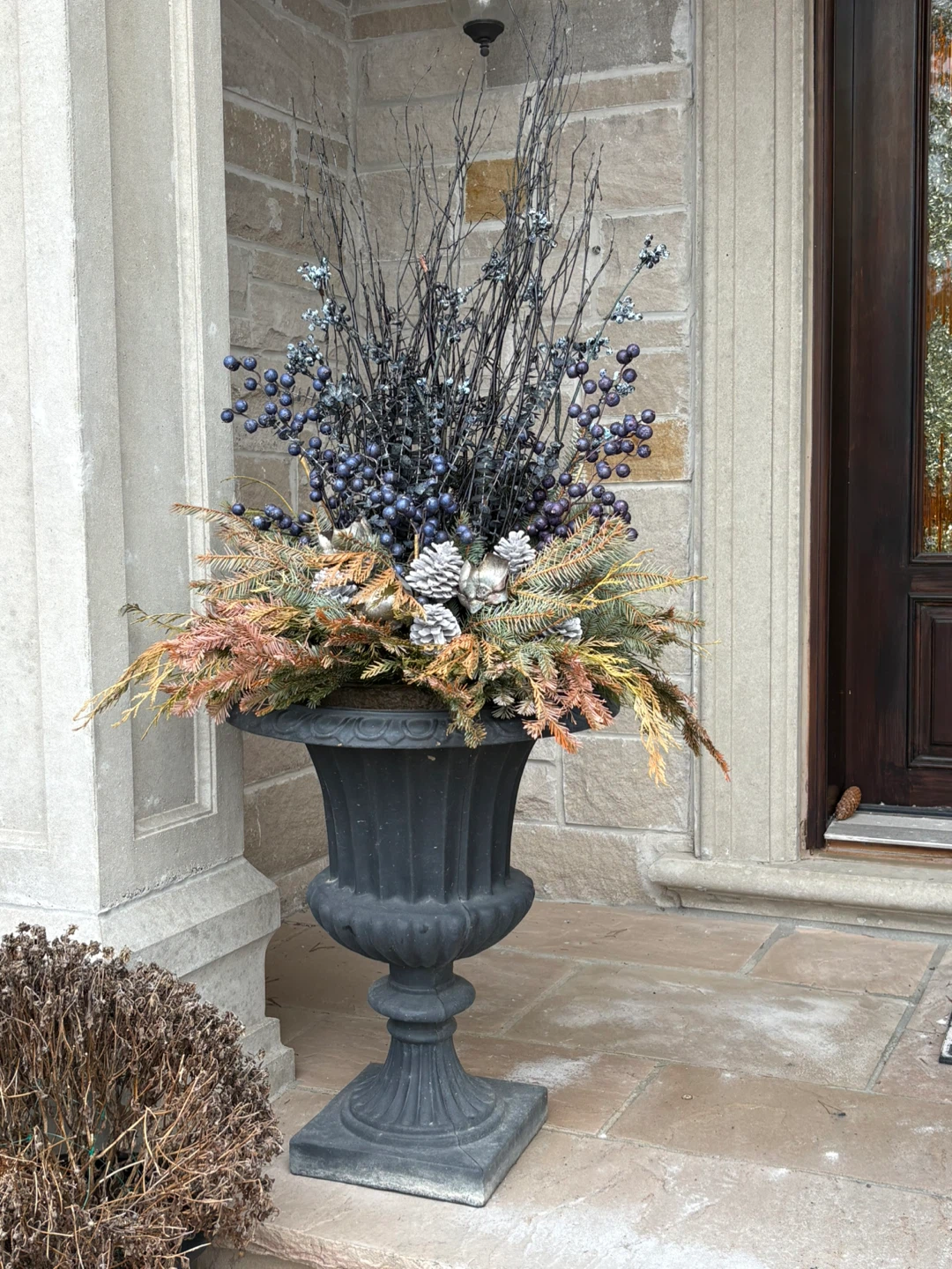 Pair of Black Resin Classical Outdoor Urn Planters - photo 3