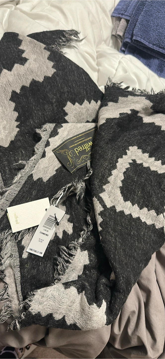 Aritzia scarf brand new with tags