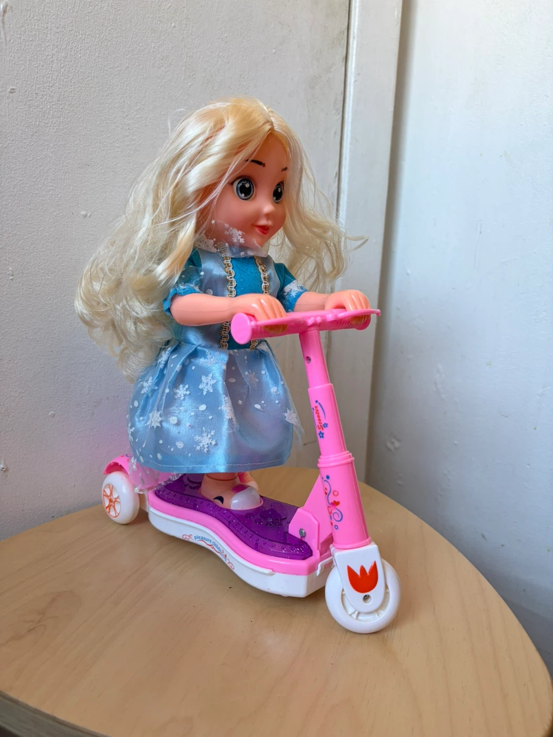 Singing(frozen song) doll and moving scooter - photo 3