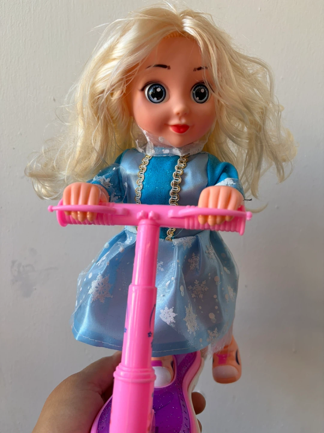 Singing(frozen song) doll and moving scooter - photo 4