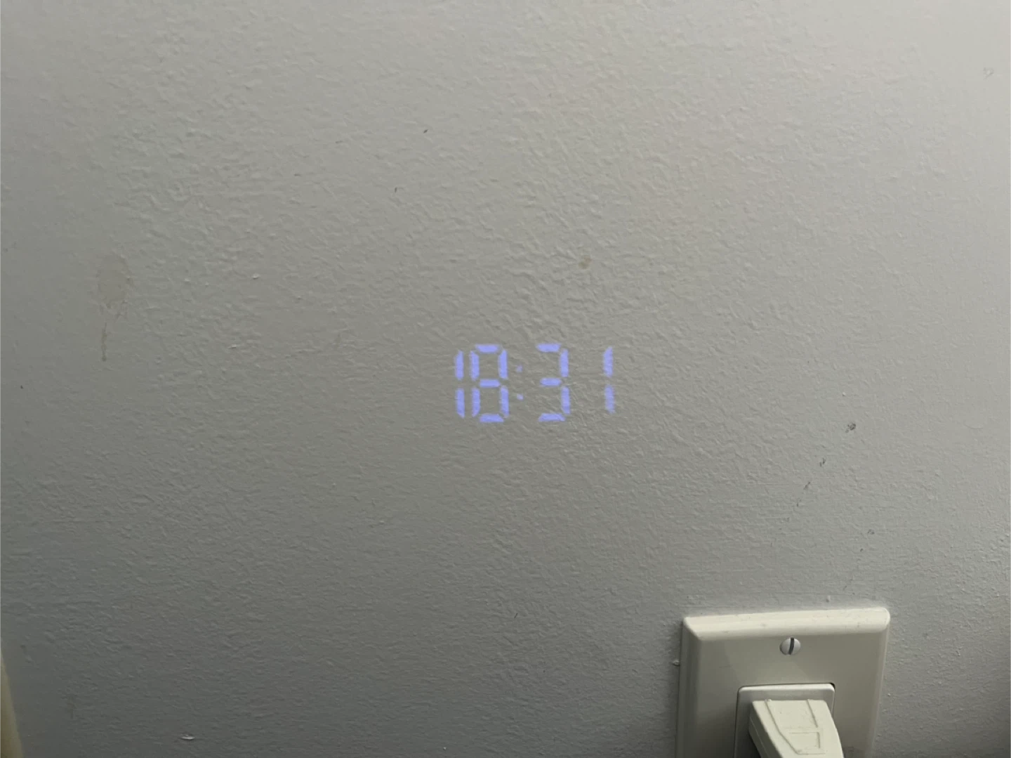 Liorque Projection Alarm Clock with Radio and Temperature - photo 2