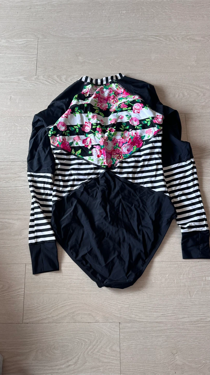 Long Sleeve Rash Guard Swimsuit - size L - New - photo 2