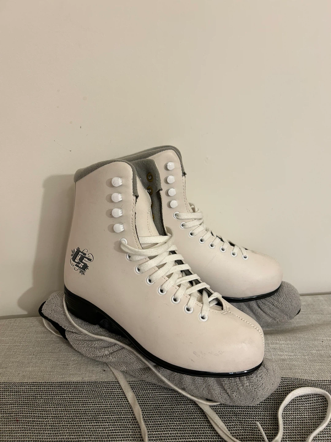 Women White Figure Skates, size 7 - photo 2