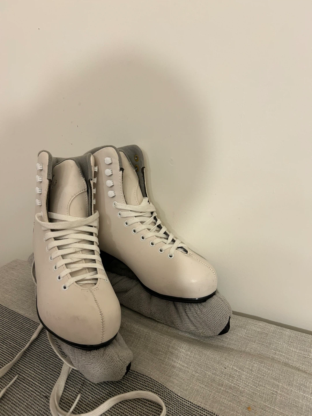 Women White Figure Skates, size 7 - photo 3