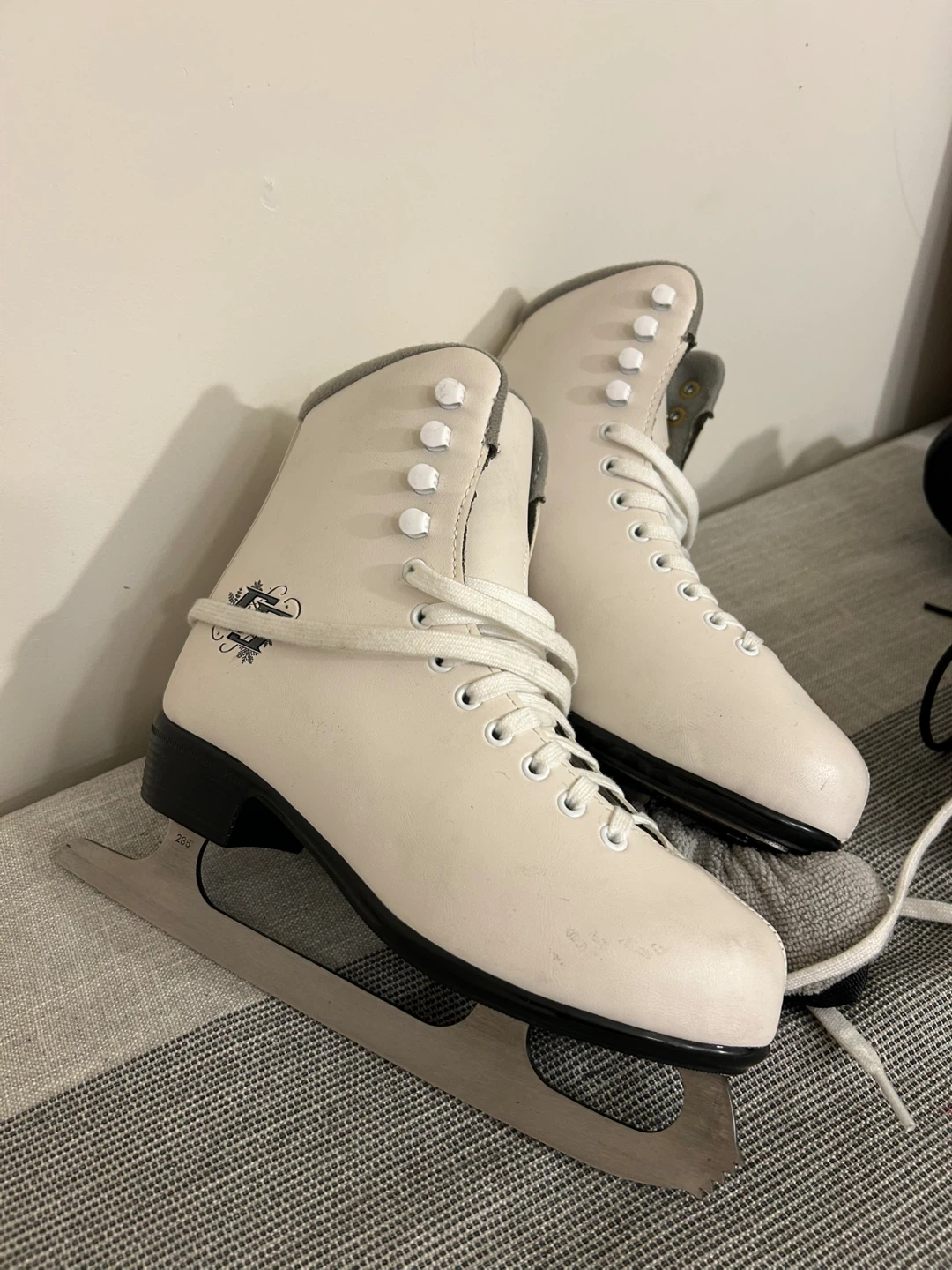 Women White Figure Skates, size 7