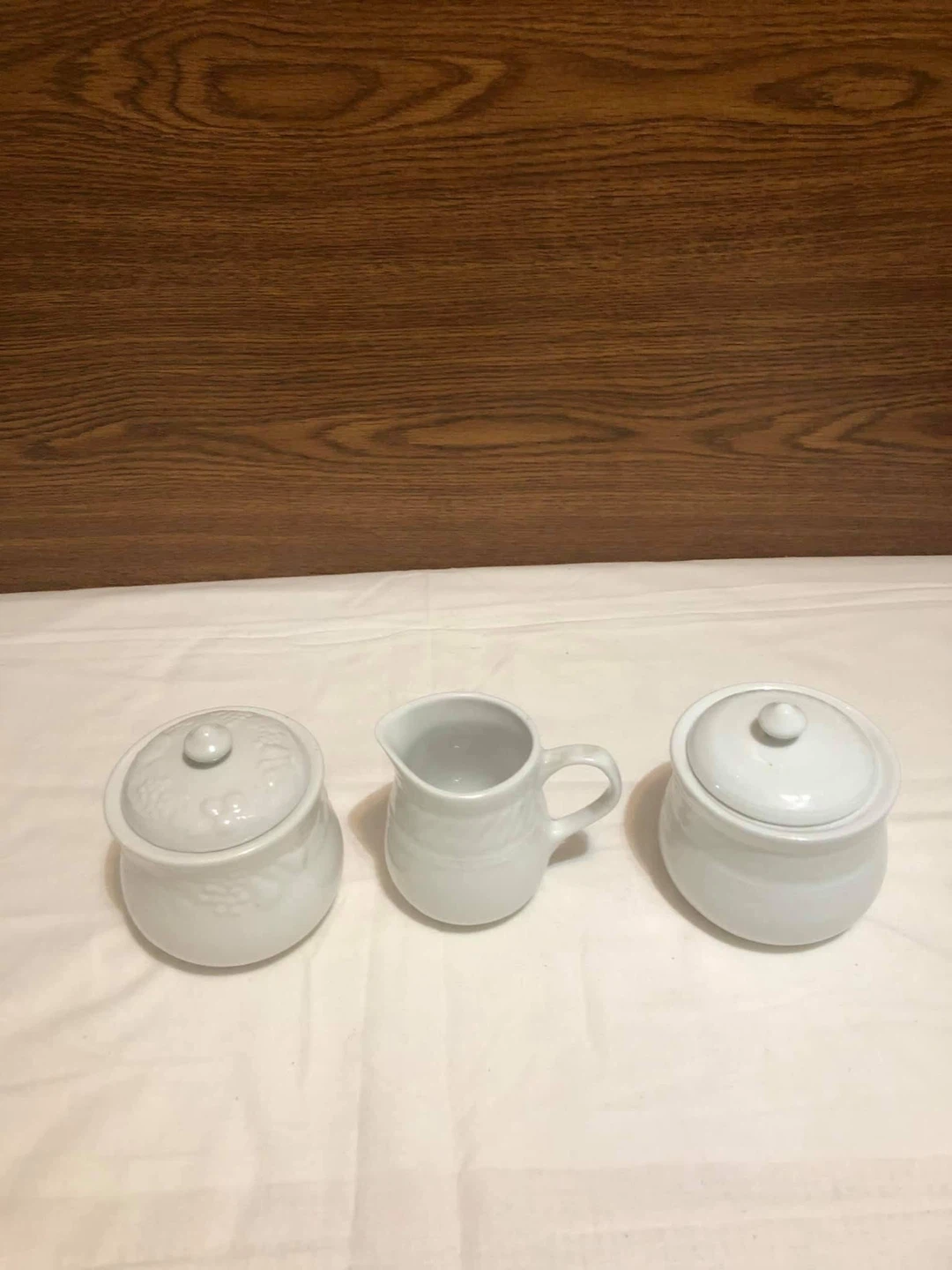 White Ceramic Creamer and Sugar Bowl Set with Lids - photo 4