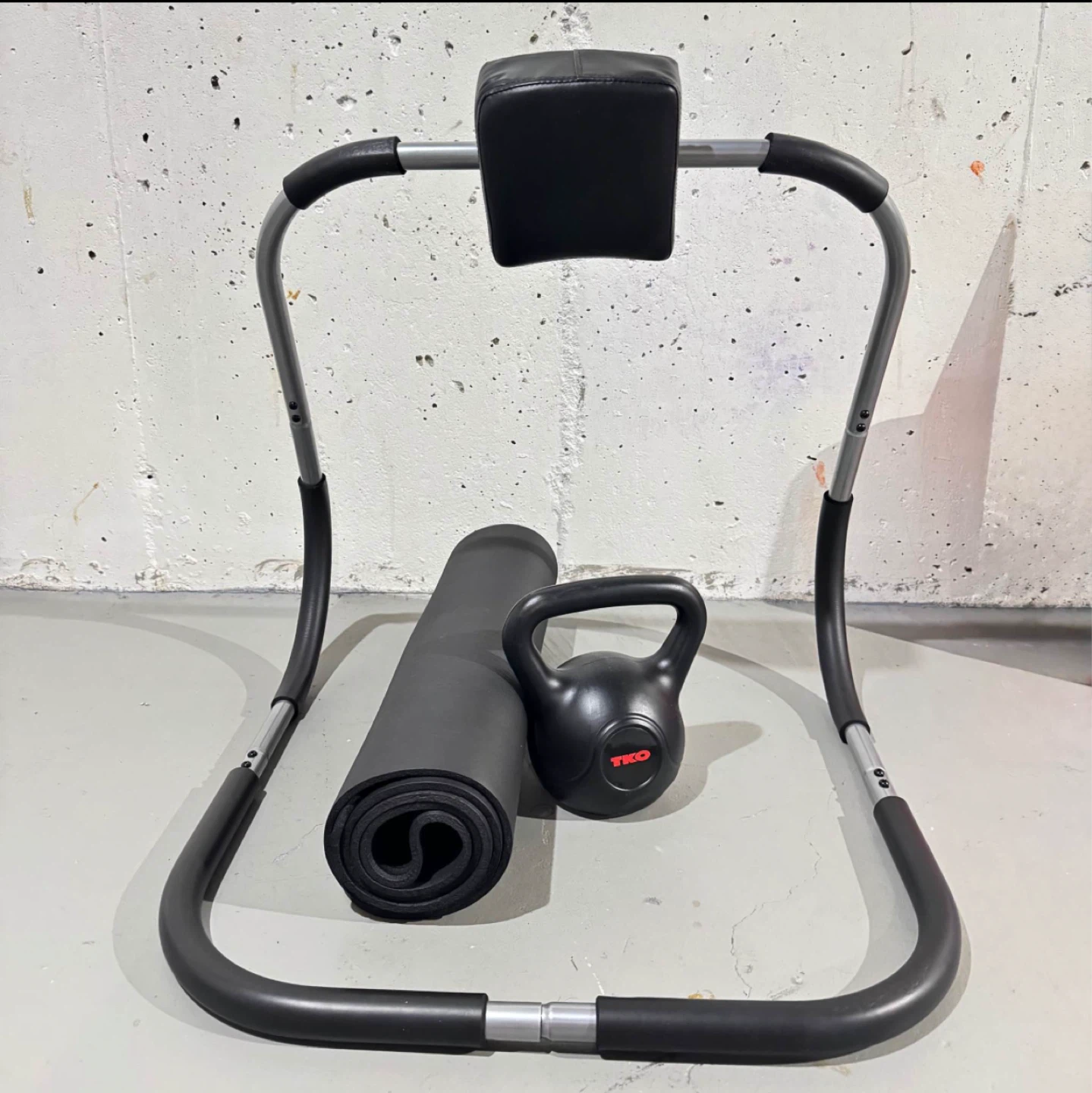 Barely used Abs Crunch Bench with Exercise Mat and Kettlebell