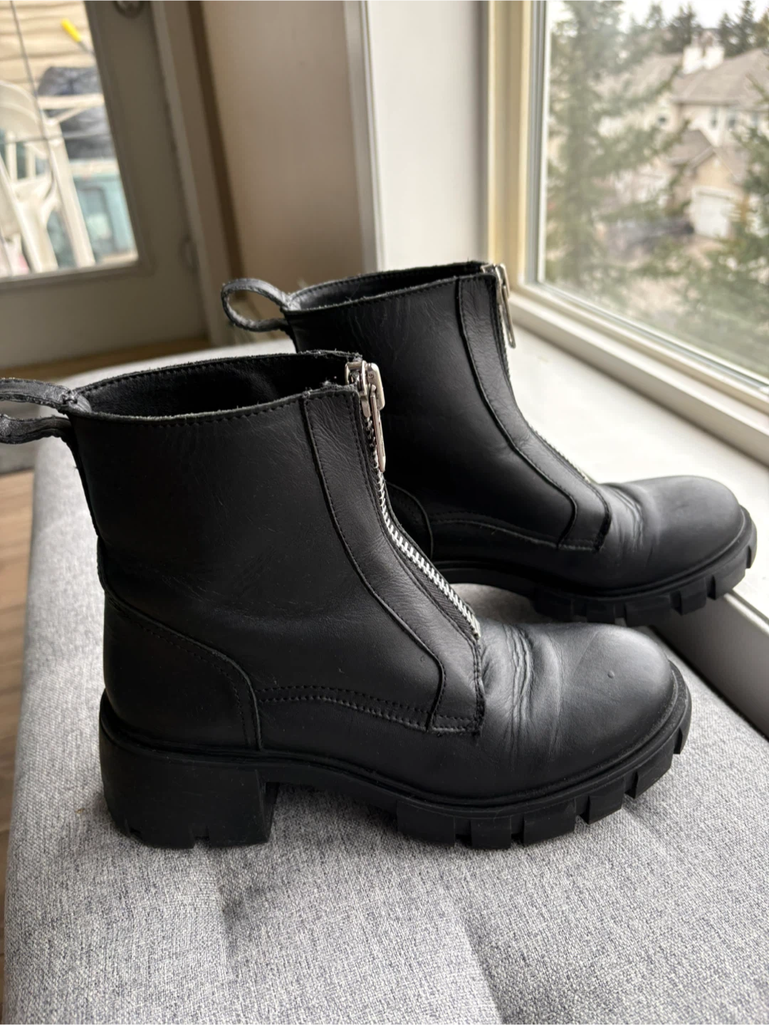 Steve Madden Black Leather Zip Front Boots