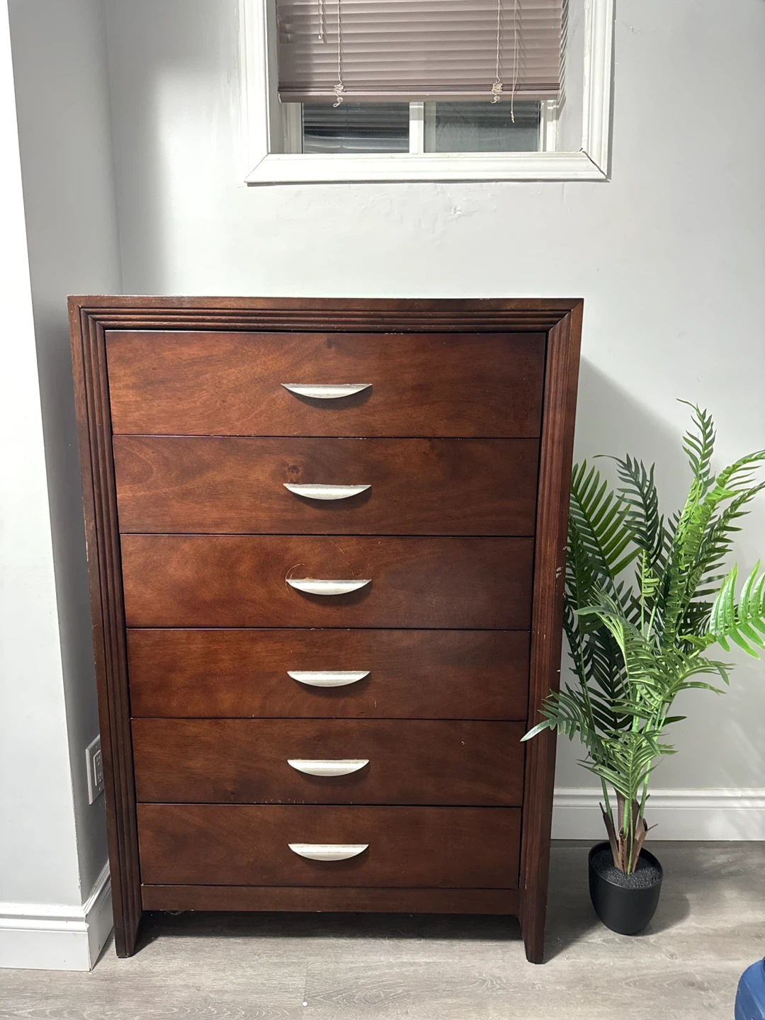 Solid Wood 6-Drawer Chest – Modern & Spacious (Great Condition)