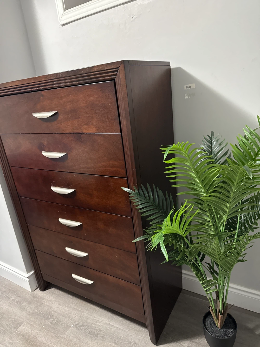 Solid Wood 6-Drawer Chest – Modern & Spacious (Great Condition) - photo 2