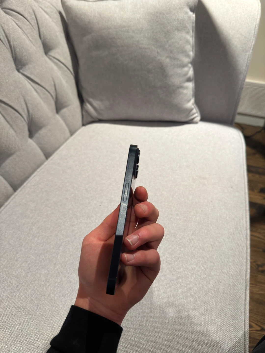 iPhone 14 with 100% battery - photo 3