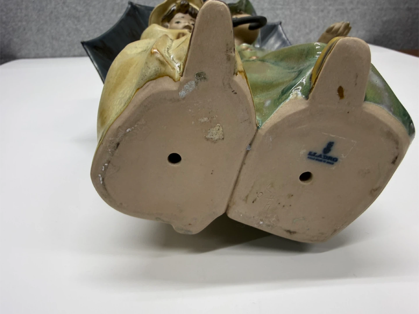 LLADRO Porcelain Figurine - Two Children with Umbrella - photo 5