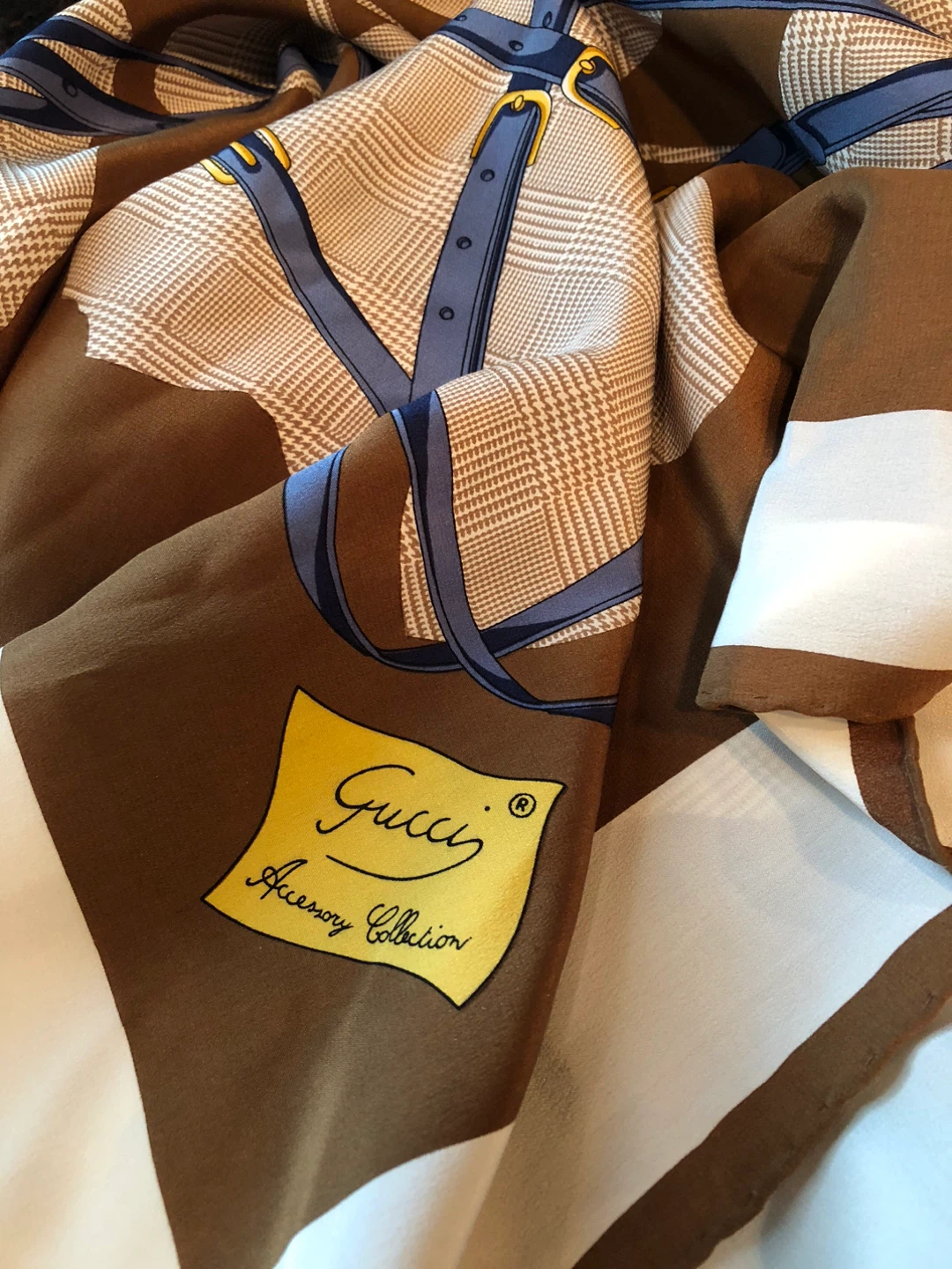 Gucci Vintage Silk Scarf (132 cm x 132 cm) - photo 3