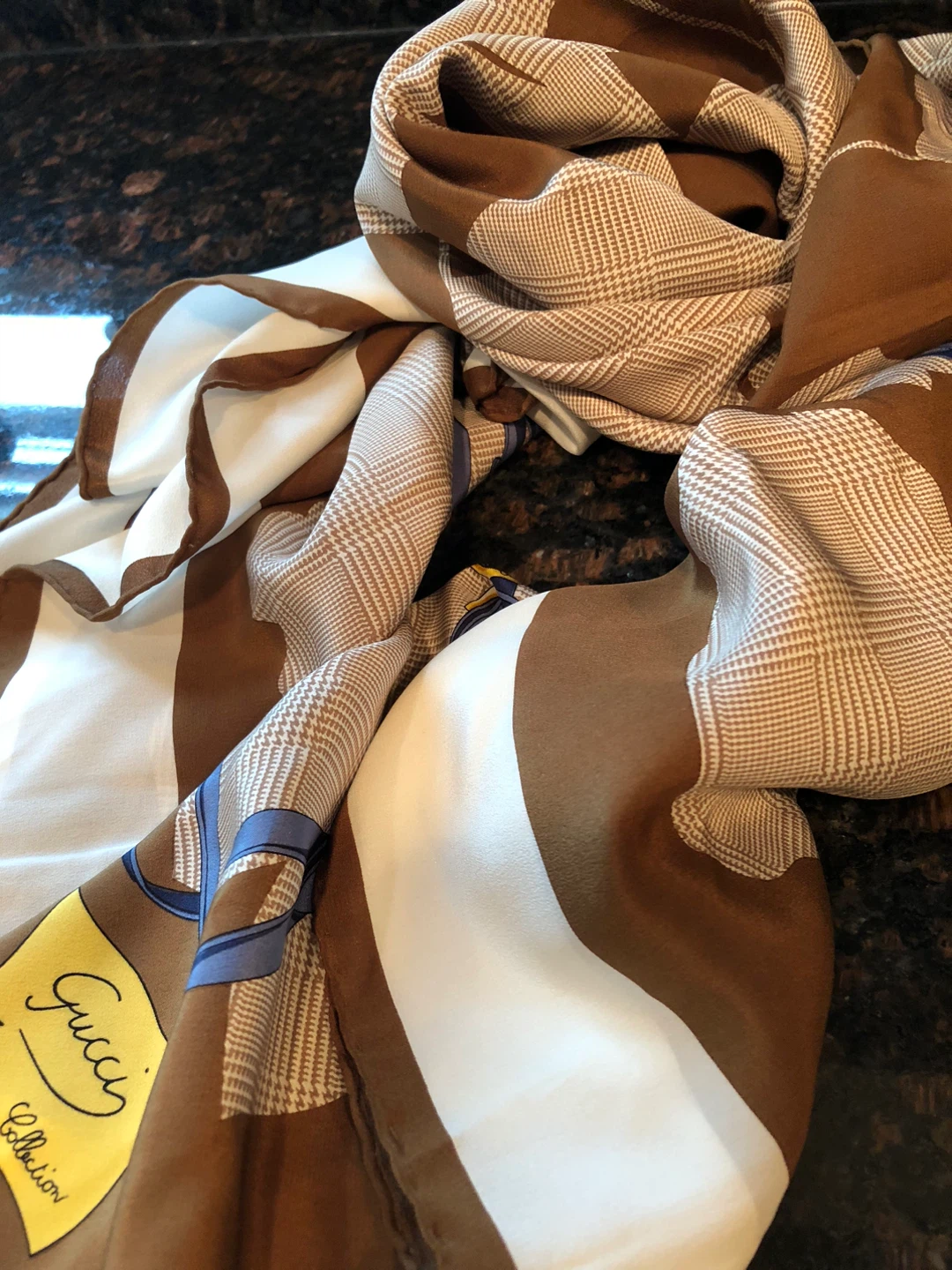 Gucci Vintage Silk Scarf (132 cm x 132 cm) - photo 2