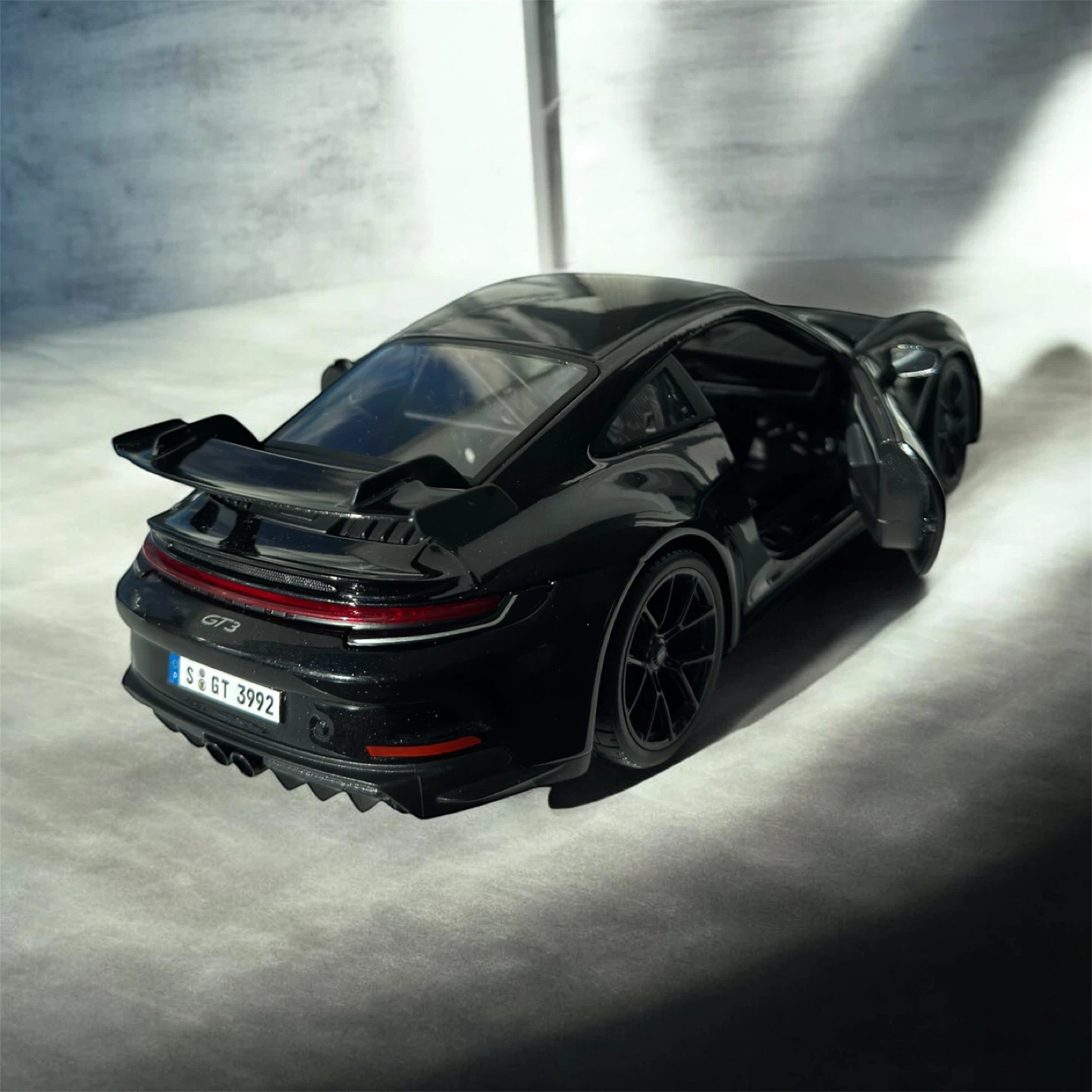 Maisto 1:18 Porsche 911 GT3 Special Edition Diecast Model Car - photo 3
