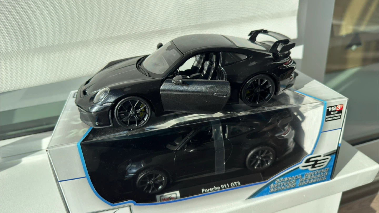 Maisto 1:18 Porsche 911 GT3 Special Edition Diecast Model Car - photo 5