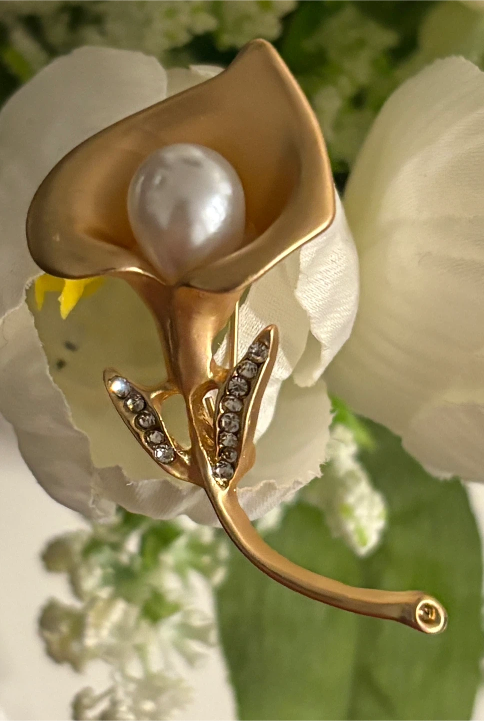 Elegant Gold Callalily Brooch with Pearl and Rhinestones
