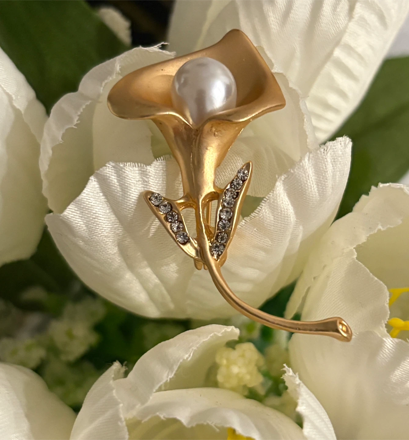 Elegant Gold Callalily Brooch with Pearl and Rhinestones - photo 3