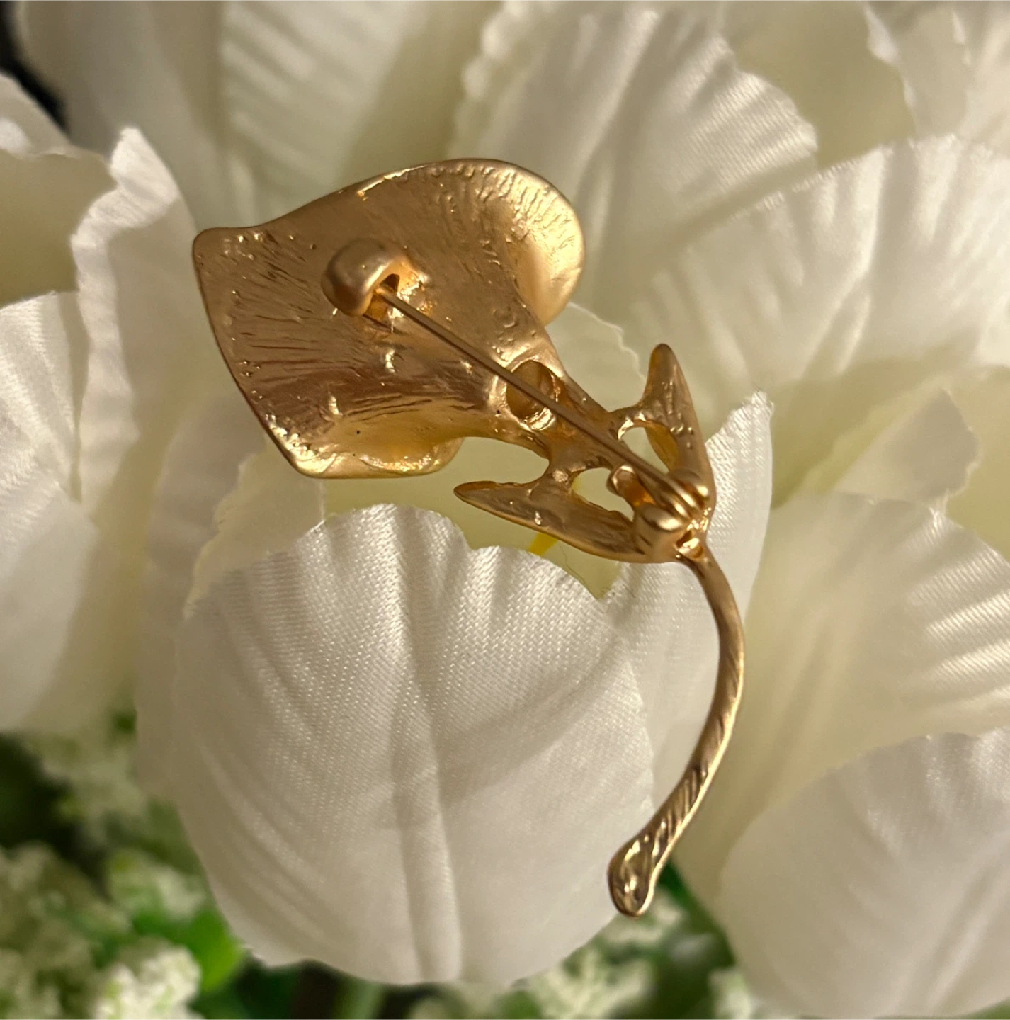 Elegant Gold Callalily Brooch with Pearl and Rhinestones - photo 4