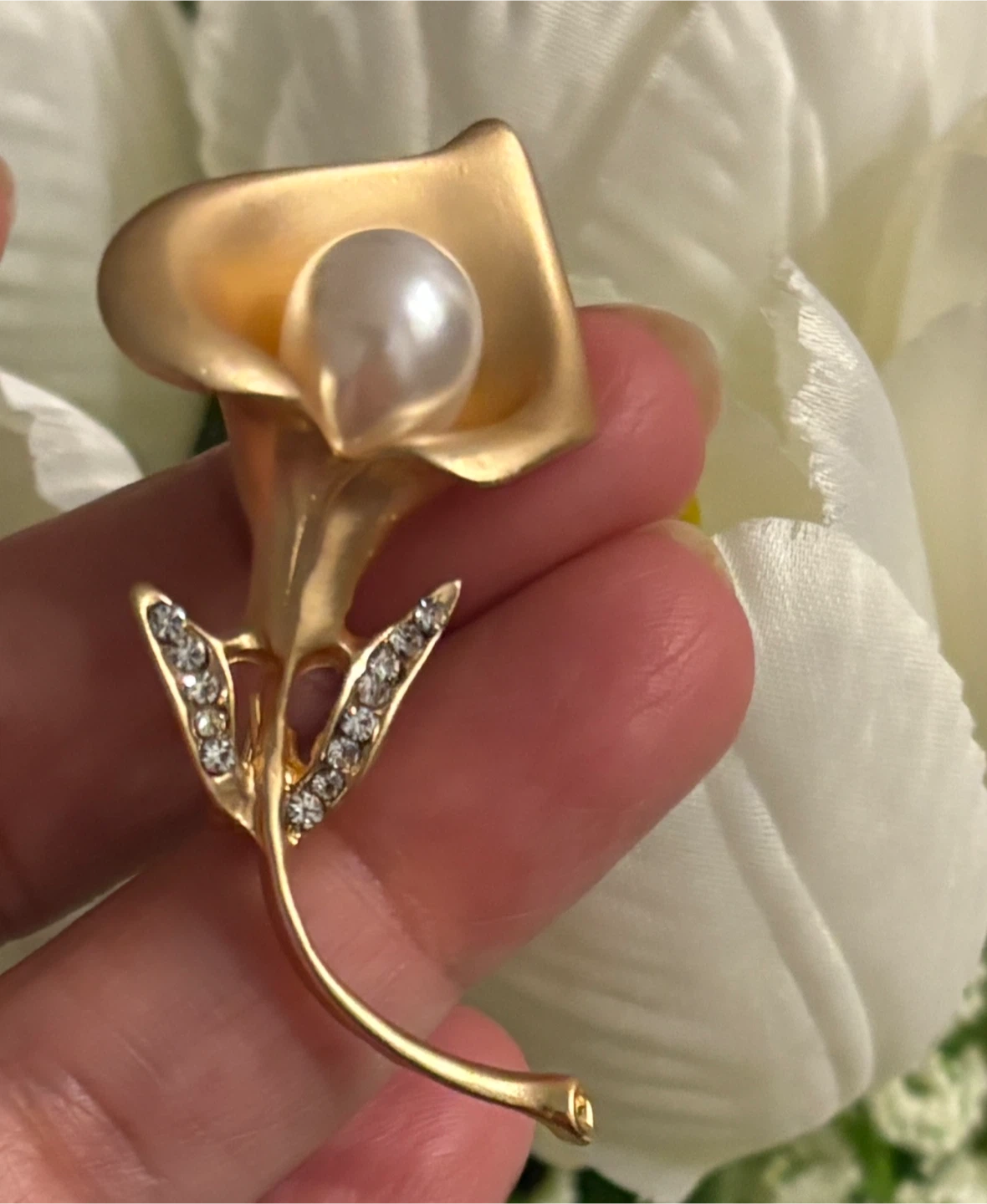 Elegant Gold Callalily Brooch with Pearl and Rhinestones - photo 2