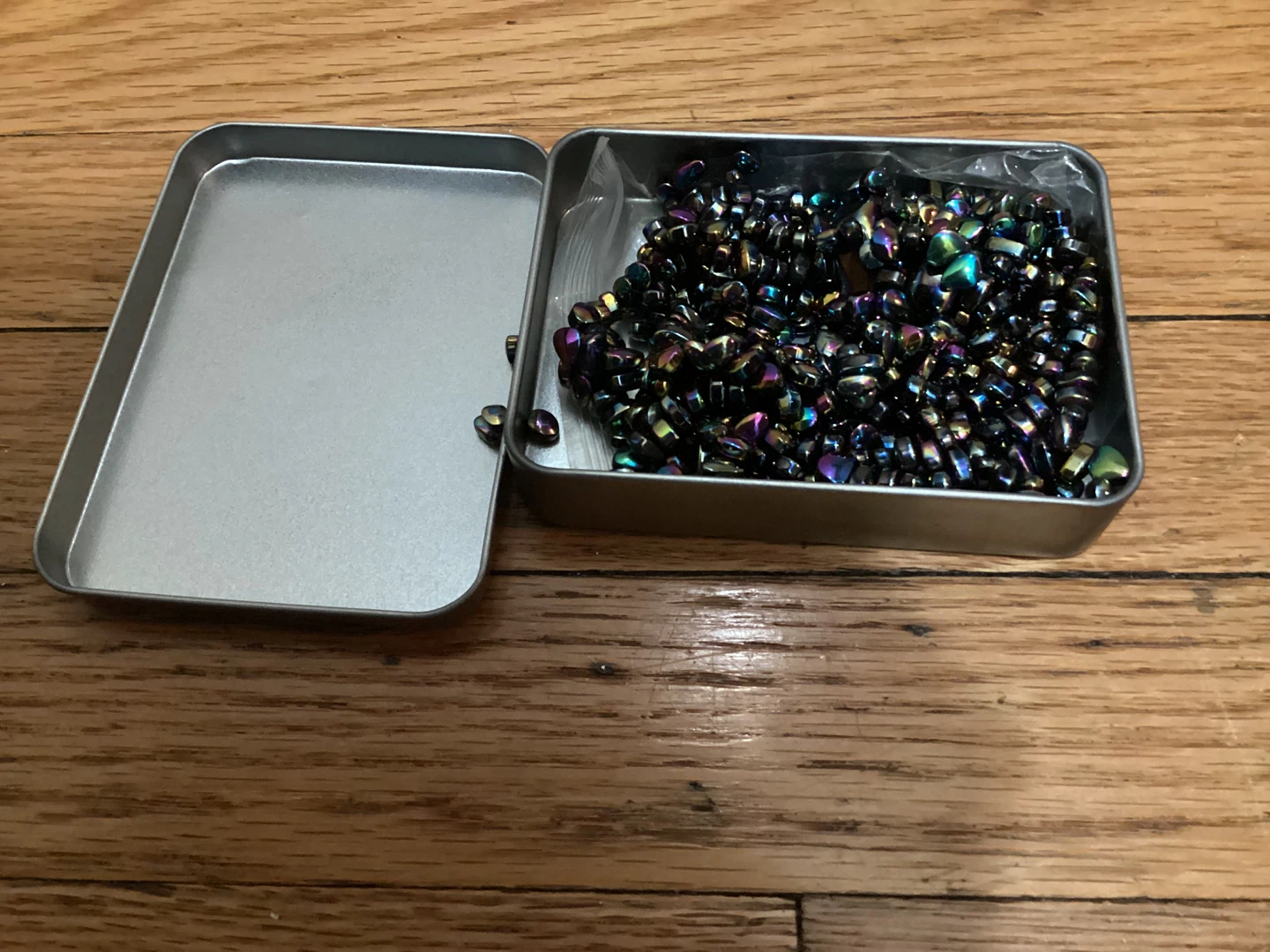 Iridescent magnetic Beads in Tin