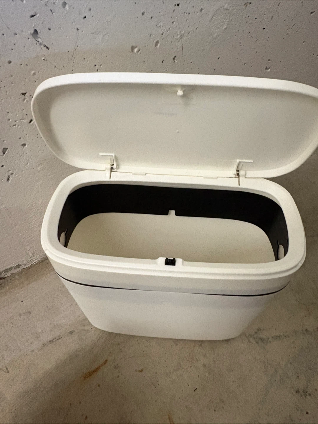 White Waste Bin with Lid - photo 2