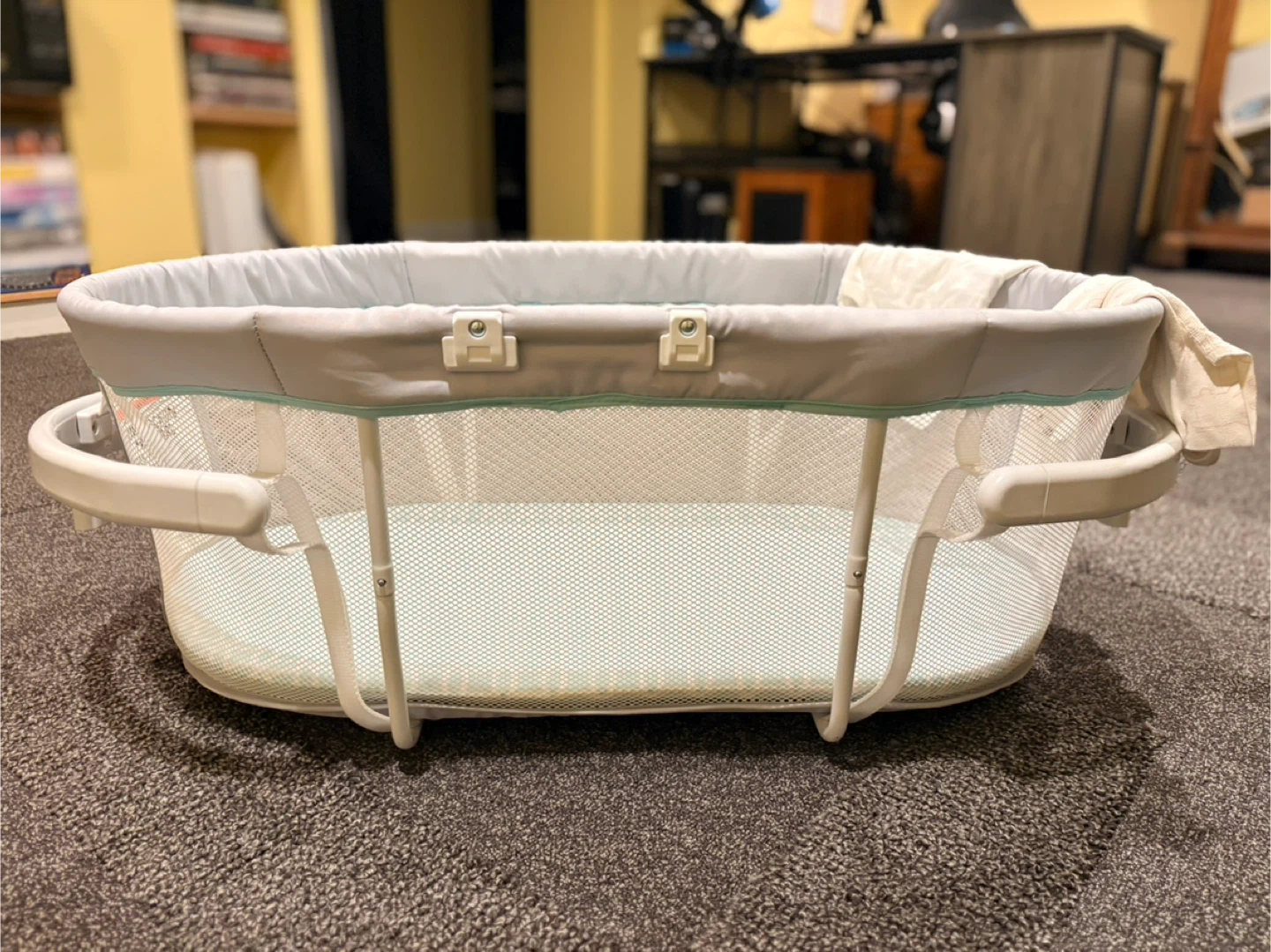 Fisher-Price Baby Bedside Sleeper Soothing Motions Bassinet - photo 3