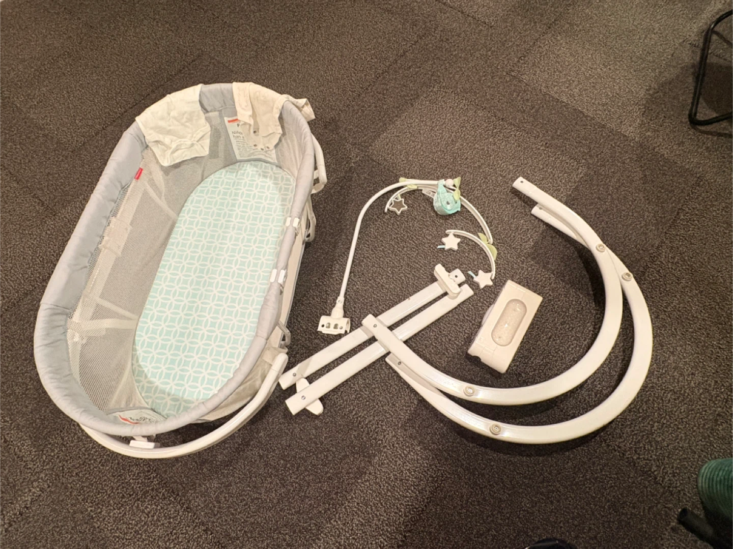 Fisher-Price Baby Bedside Sleeper Soothing Motions Bassinet - photo 4
