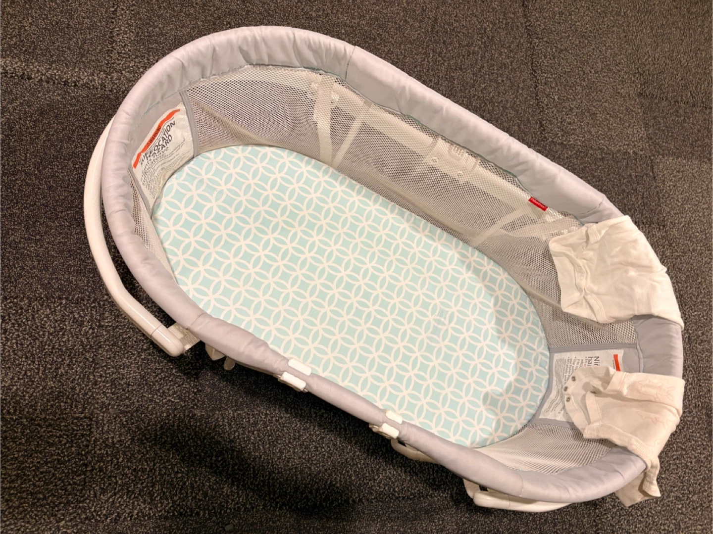 Fisher-Price Baby Bedside Sleeper Soothing Motions Bassinet - photo 2