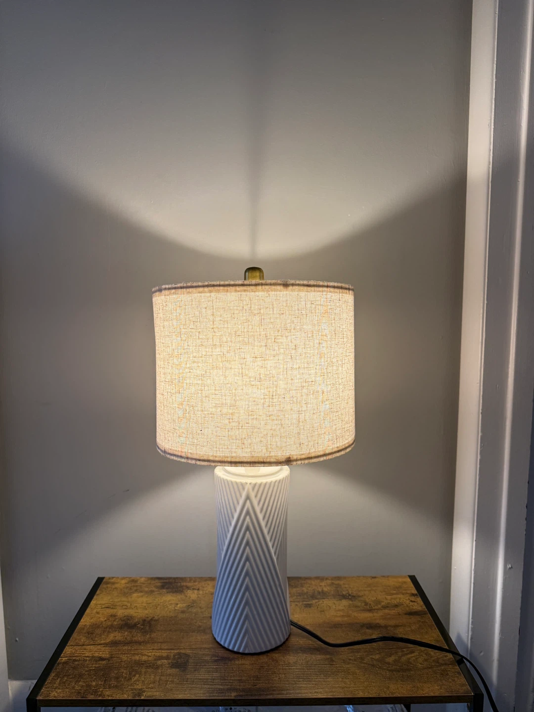 White Ceramic Table Lamp with Textured Shade - photo 3
