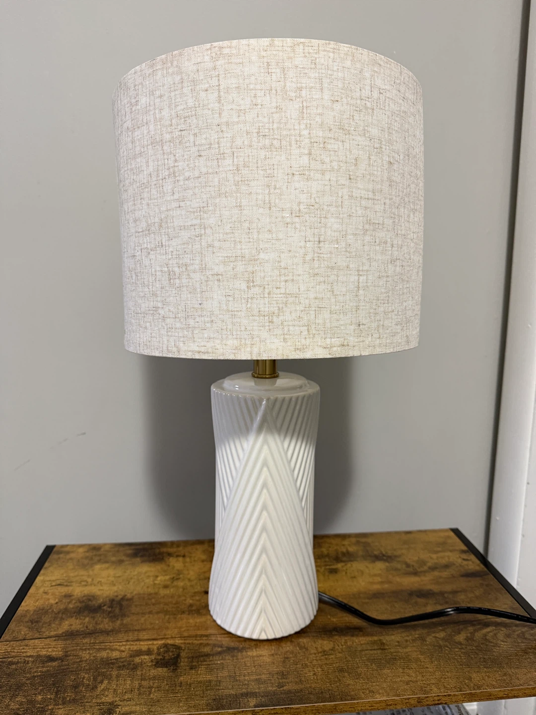 White Ceramic Table Lamp with Textured Shade - photo 4