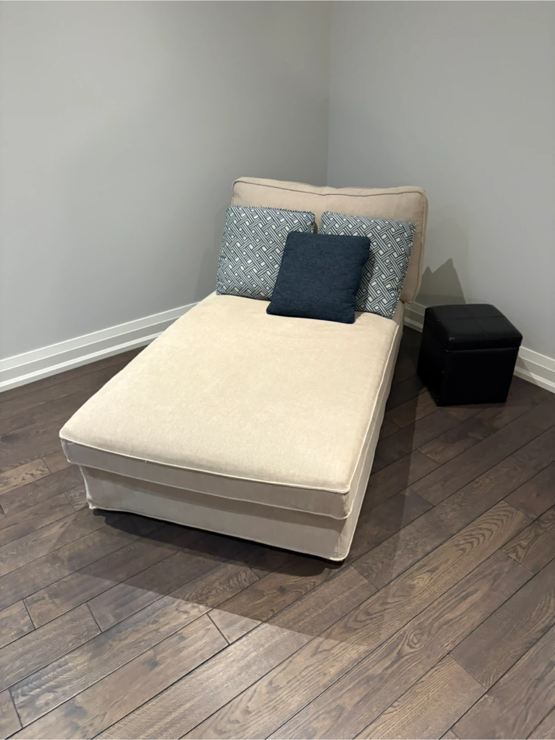 Beige Chaise Lounge with Pillows - photo 2