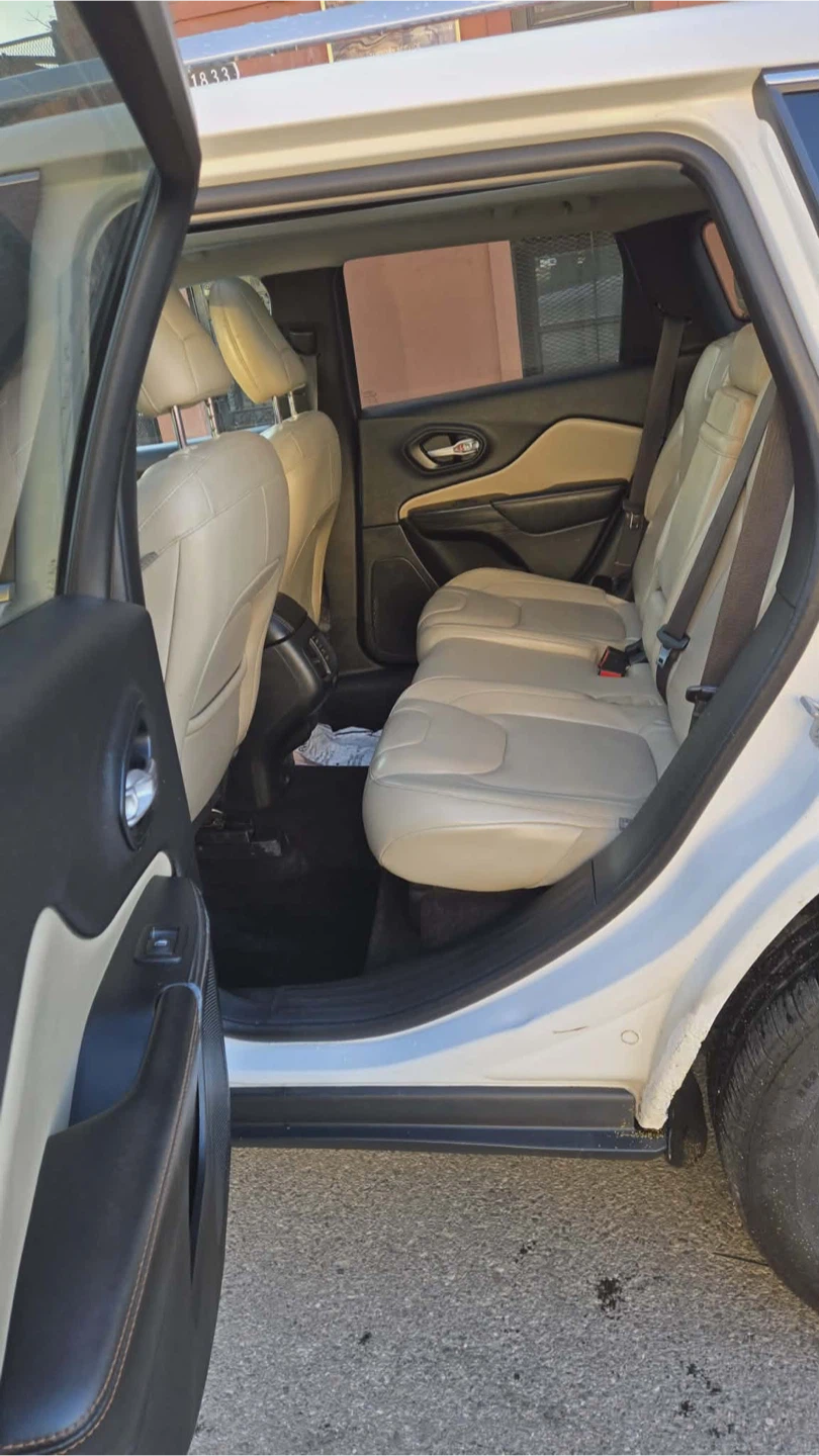 White Jeep Cherokee - photo 5