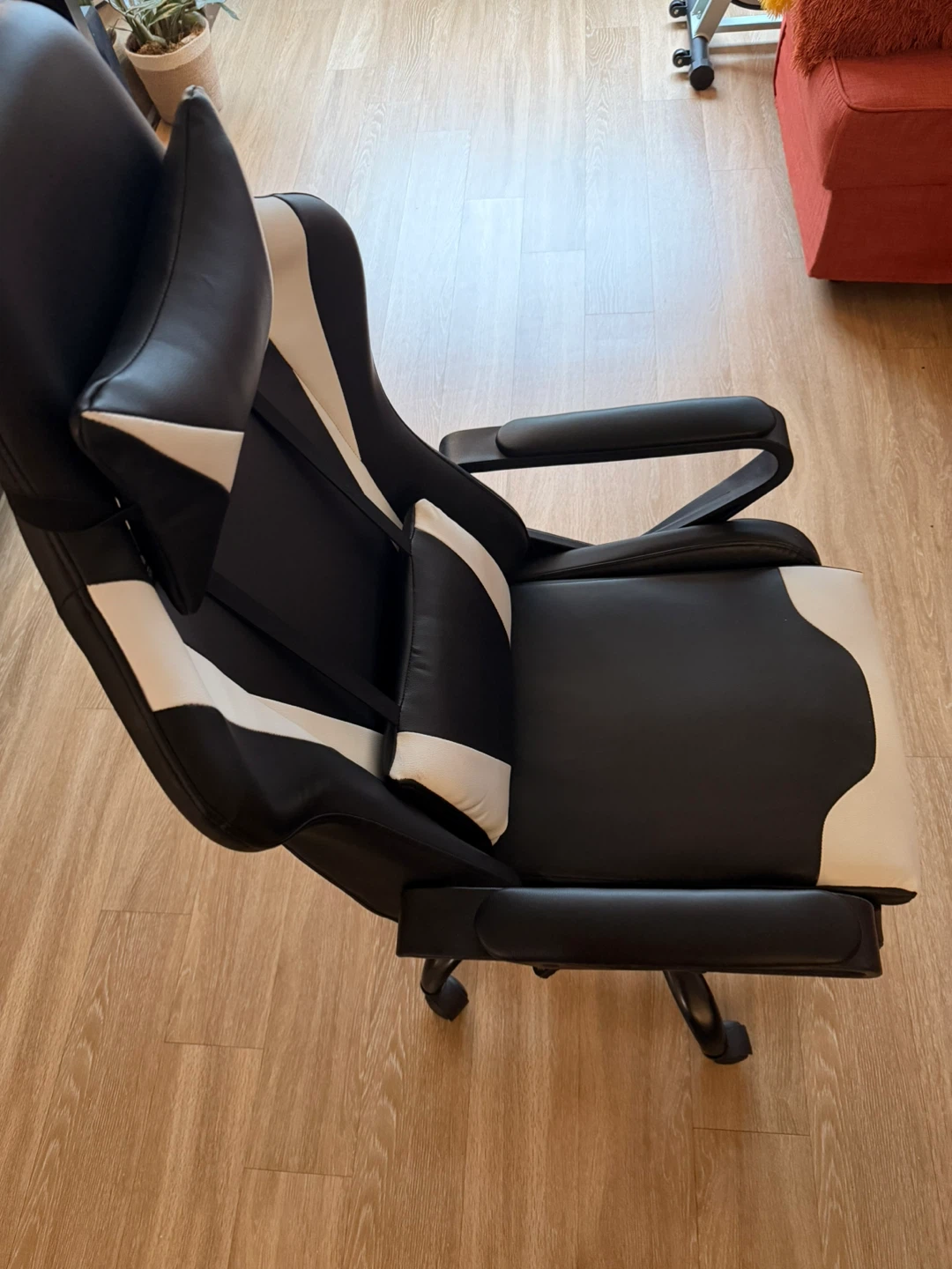 Black and White Racing Style Gaming Chair