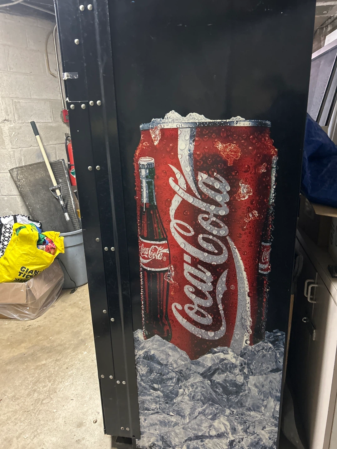 Coca-Cola Vending Machine - photo 2