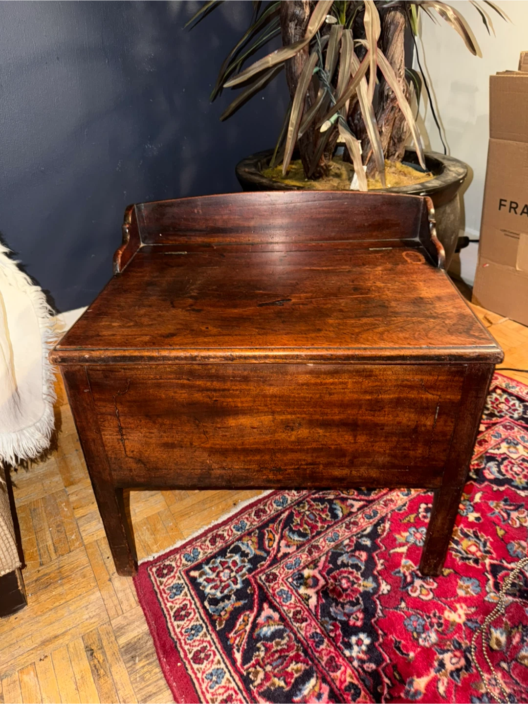 Antique commode / Chest
