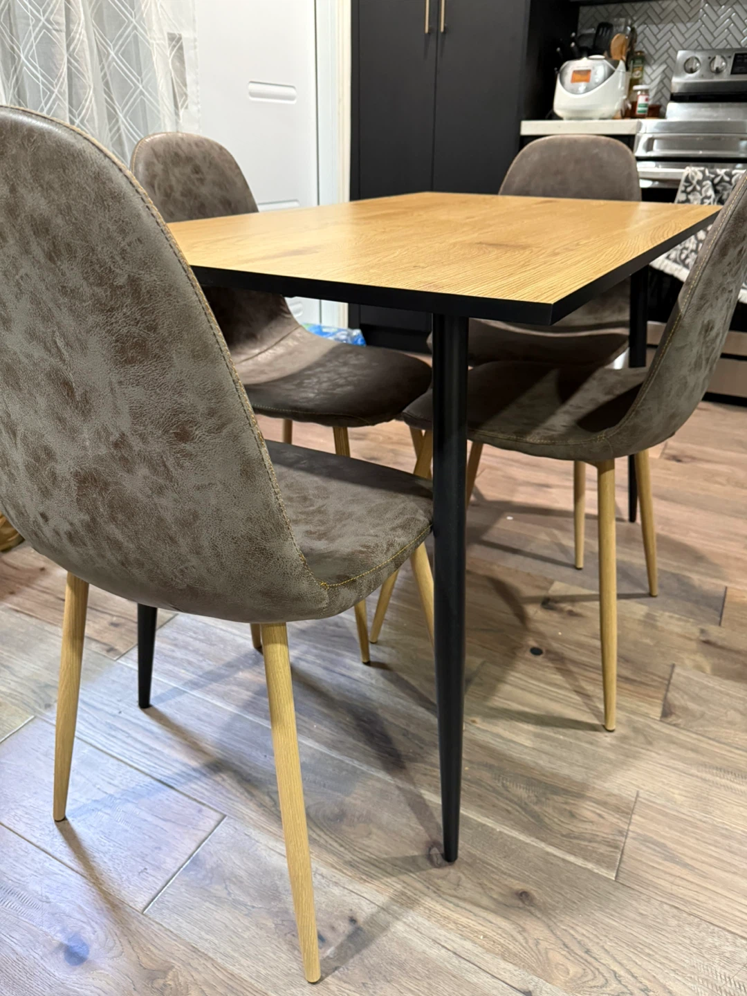 Modern Dining Table Set – 4 Chairs Included Compact & stylish 🥕