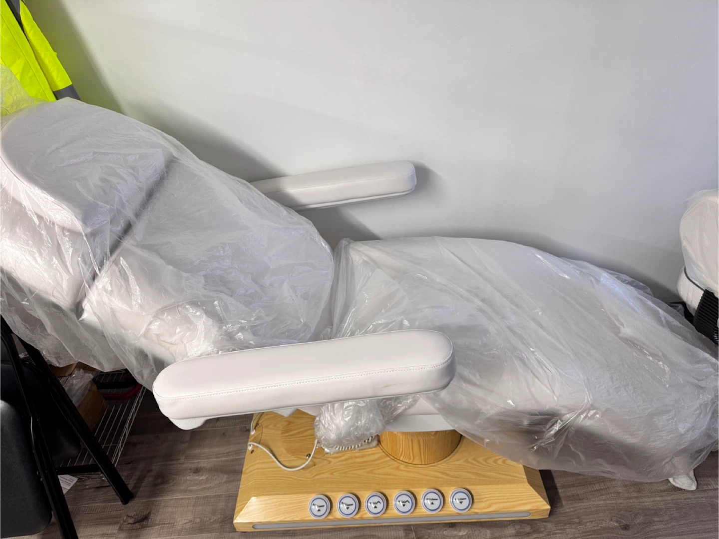 White Spa Bed / Facial Chair - photo 4