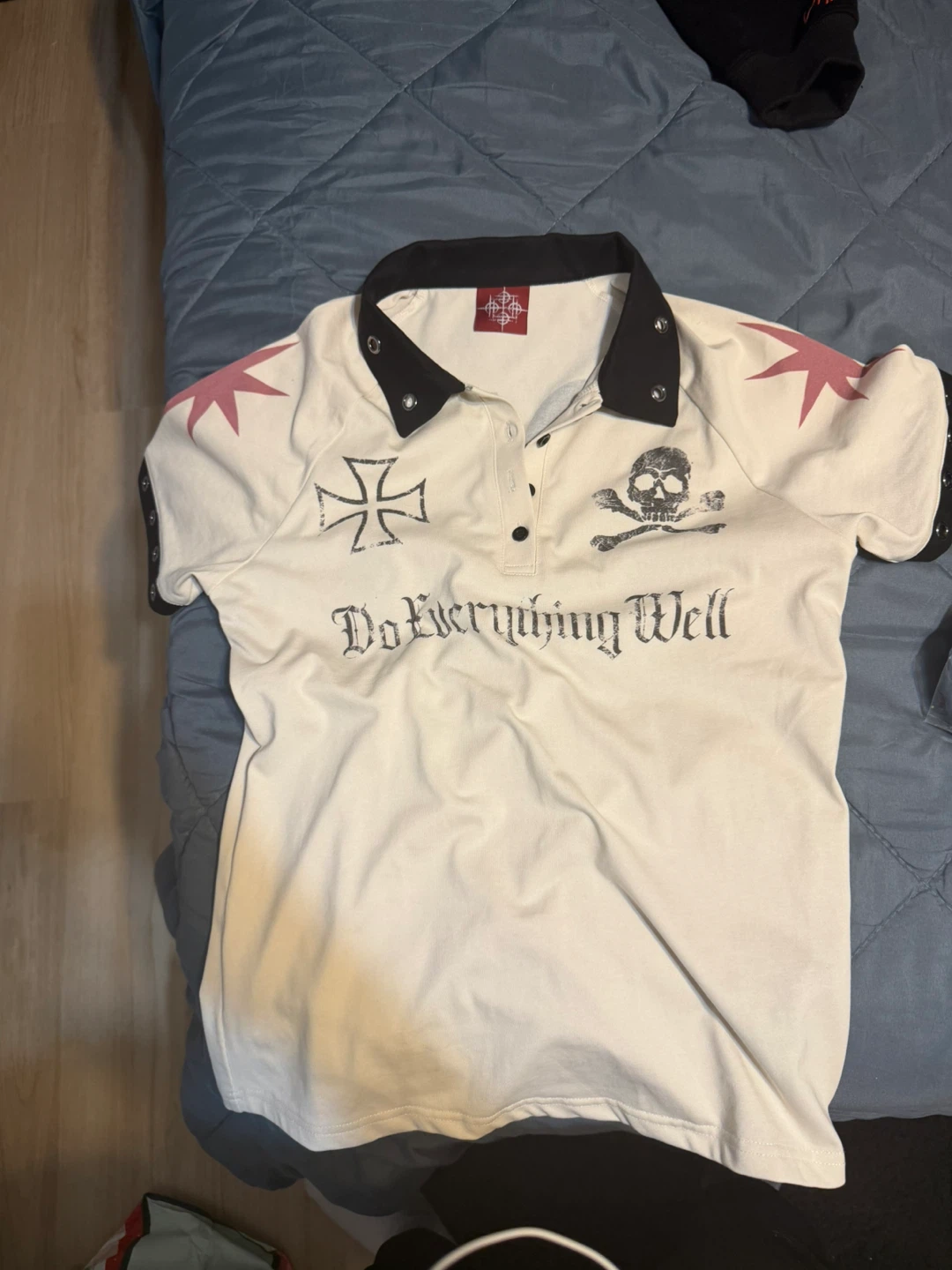 “de everything well” white Polo type shirt