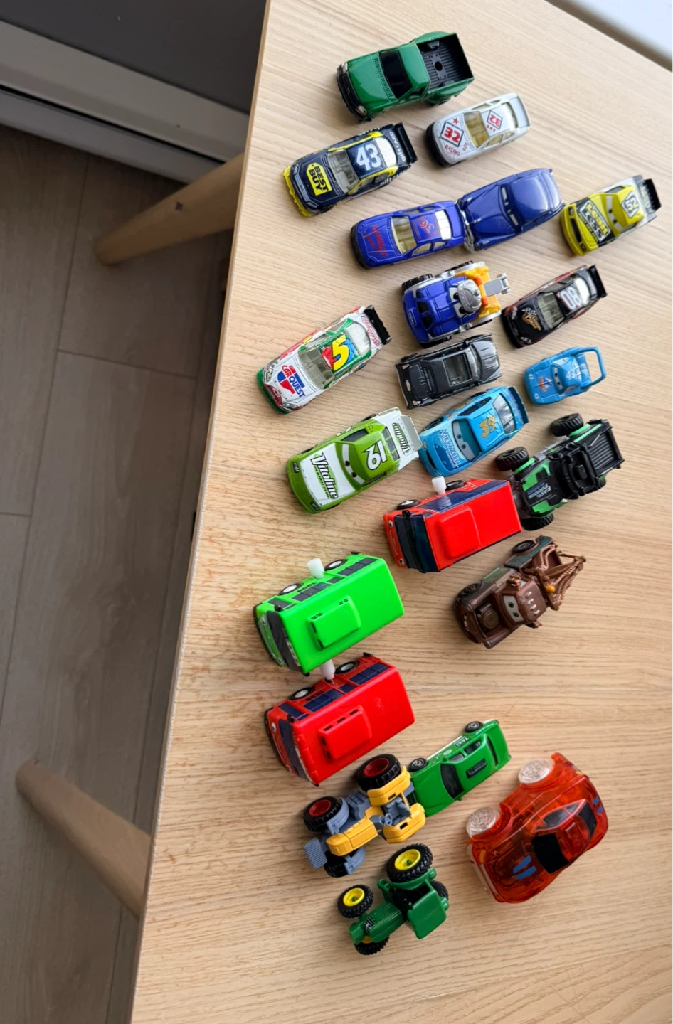 🥕Assorted matchbox, Disney pixar toy cars trucks and buses