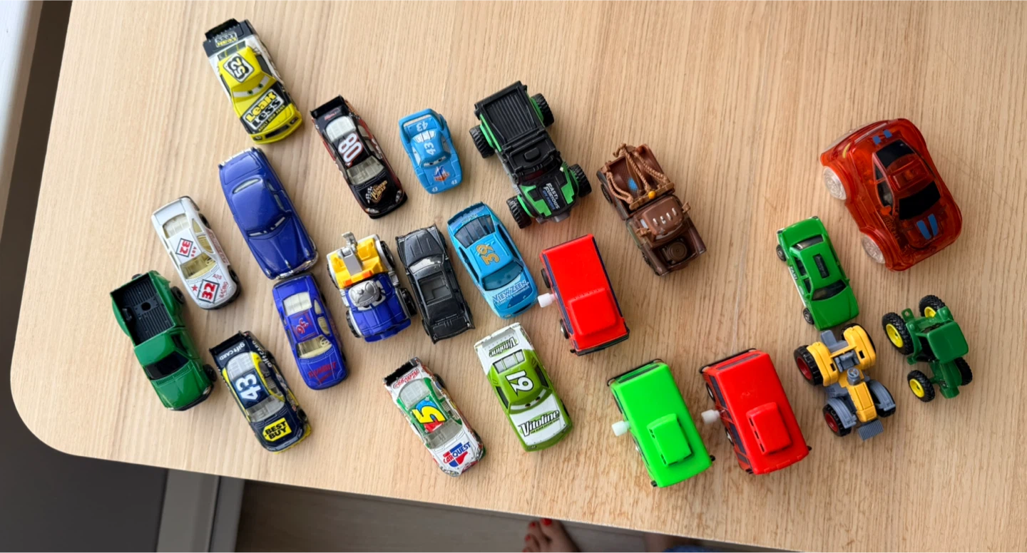 🥕Assorted matchbox, Disney pixar toy cars trucks and buses - photo 2