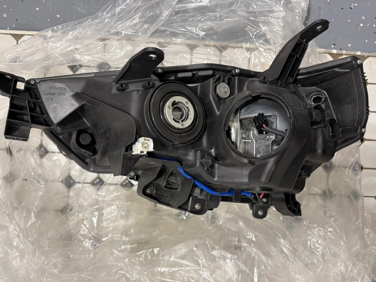 Toyota Headlight Assembly - photo 4