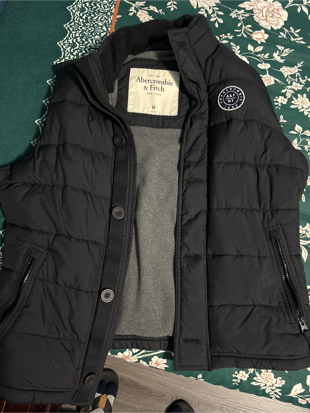 Abercrombie & Fitch Puffer Vest - Black - Size M